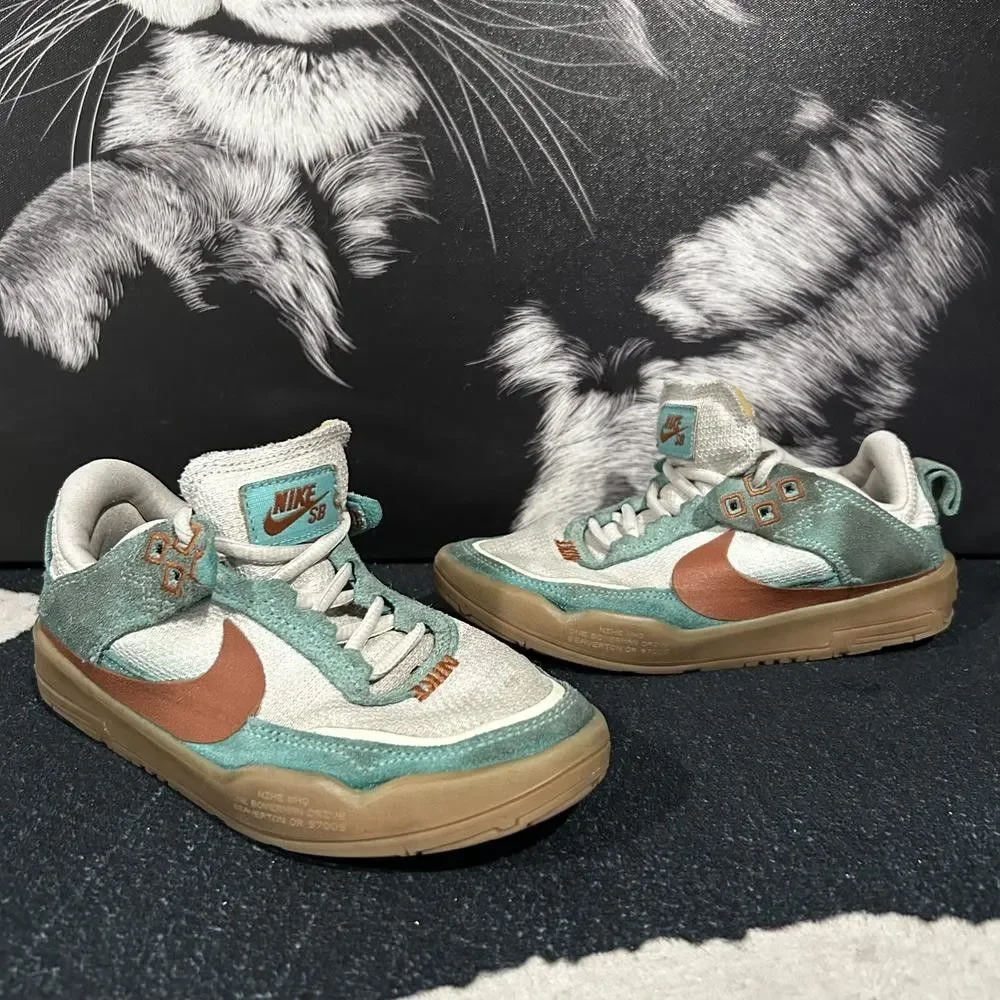 Nike SB Day One FN4210-301 Athletic Sneaker Boys 1Y Green Suede Skateboarding